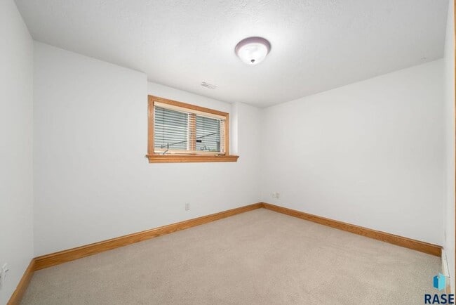 Building Photo - Charming Multi-Level Home! Large Backyard,...