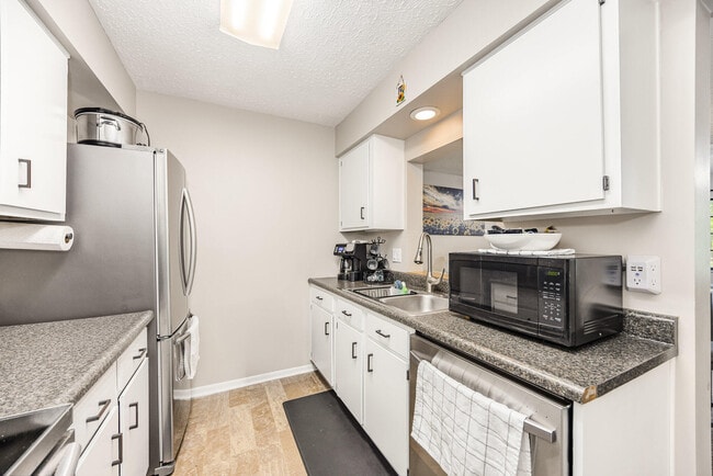 Building Photo - 6307 Cliffside Dr