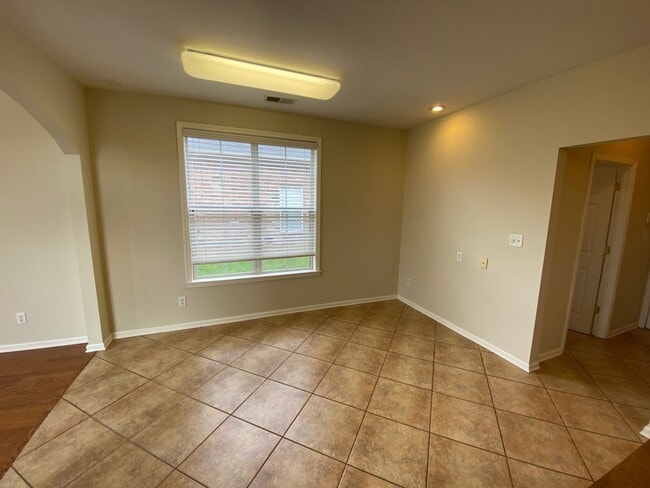 Building Photo - LARGE AND SPACIOUS HOME IN BARTLETT/ARLINGTON