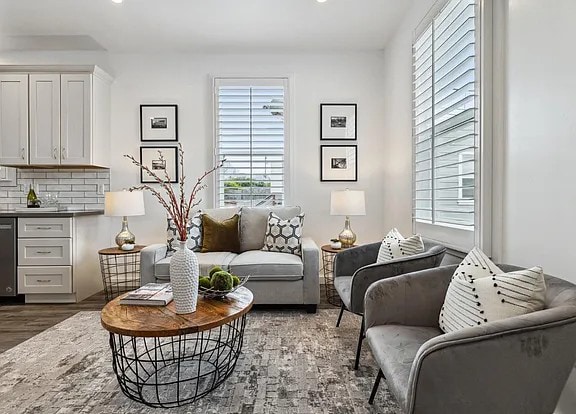 Building Photo - Renovated cottage on huge lot! This stylis...