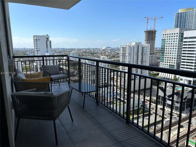 Building Photo - 999 SW 1st Ave