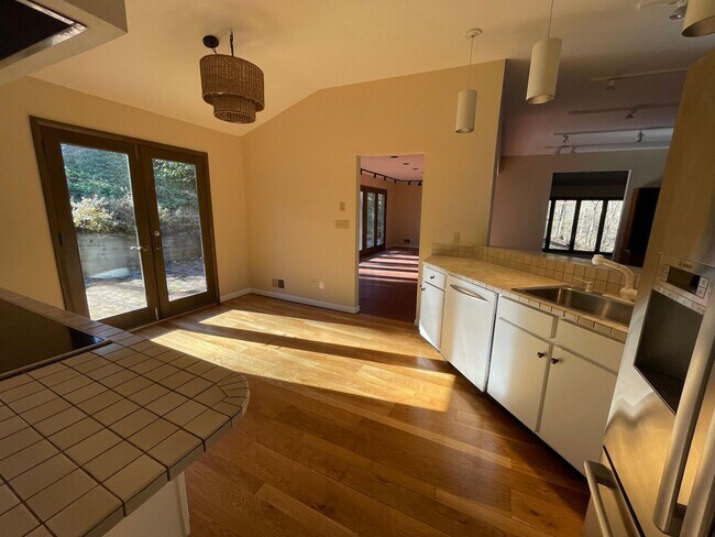 Building Photo - Glenview Hills HUGE 3 Bedroom 2.5 Bath Hom...