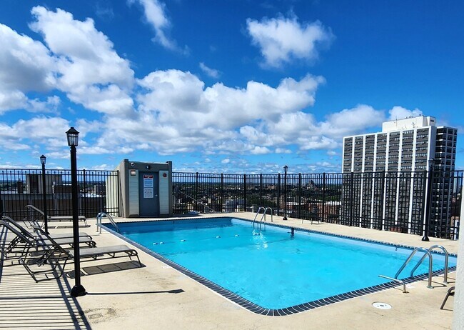 Building Photo - 450 W Briar Pl