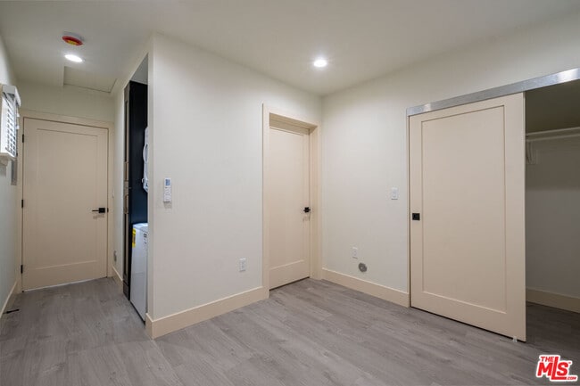 Building Photo - 216 N Catalina Ave