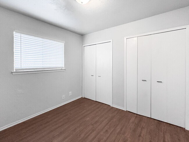 Building Photo - Convenient South SA Location—3BR with W/D Included