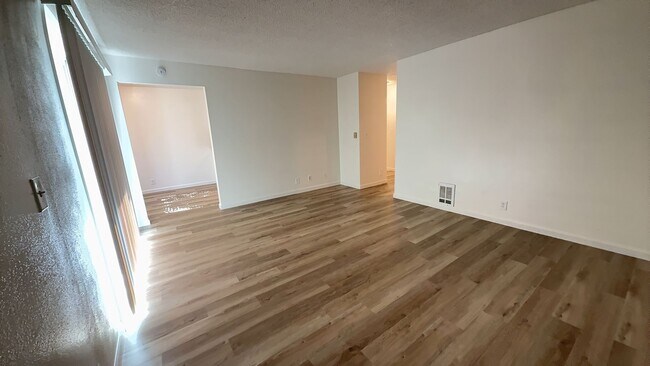 Building Photo - 2bd/1ba Apartment - W/S/G & Landscaping Maintenance Included!