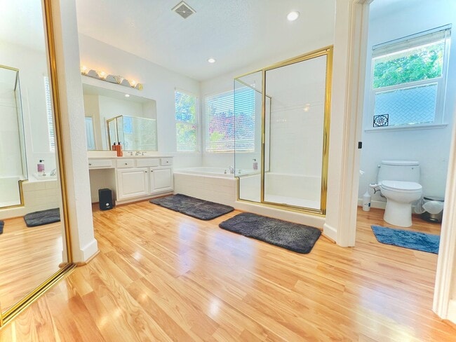 Building Photo - Gorgeous Serrano home in gated community c...