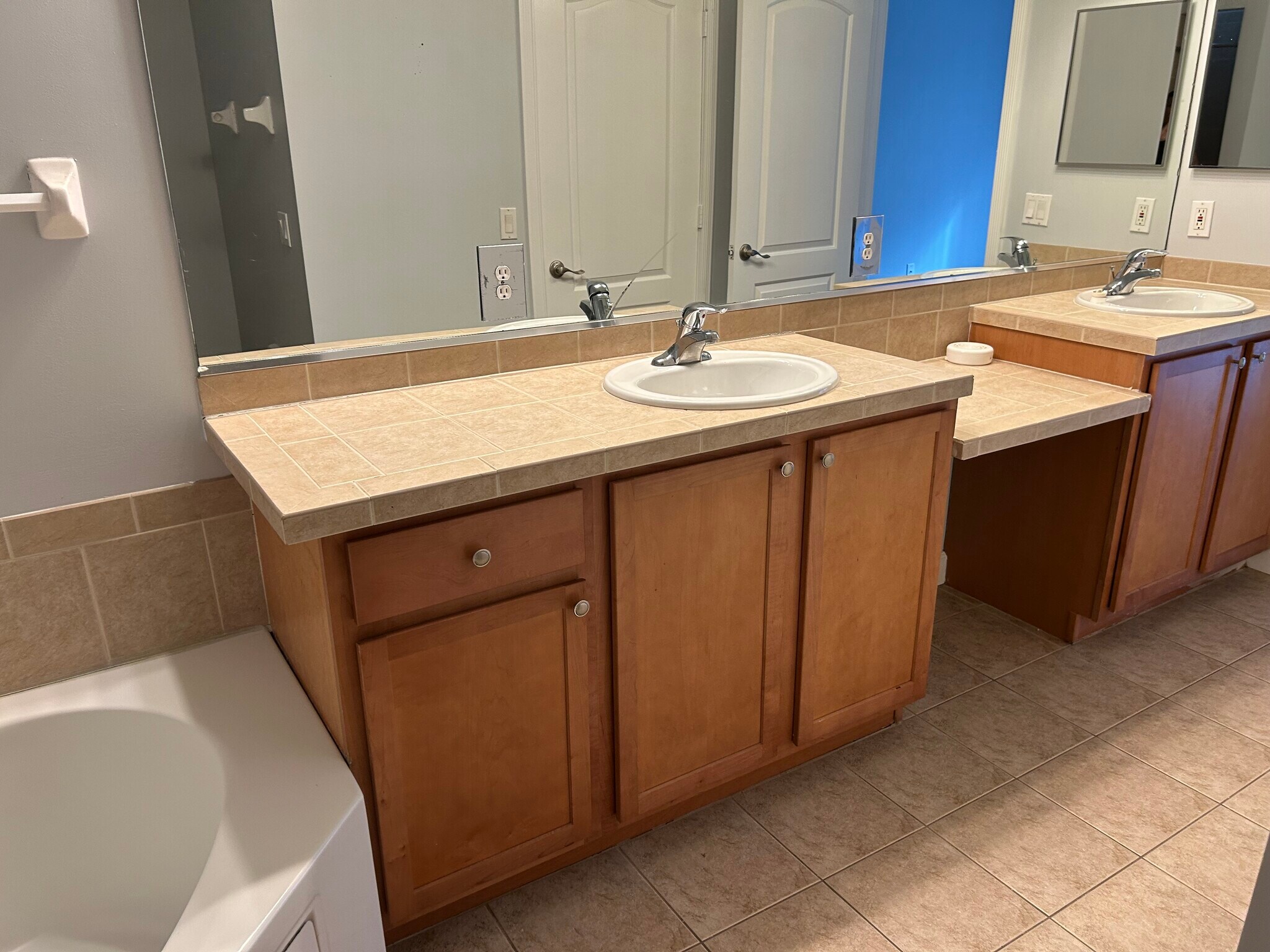 Master double vanity with tub - 2543 Creekside Dr