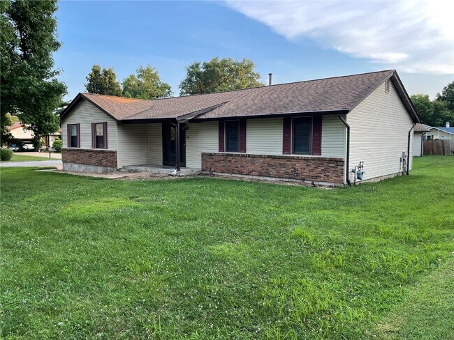Building Photo - 14 Twin Oaks Dr