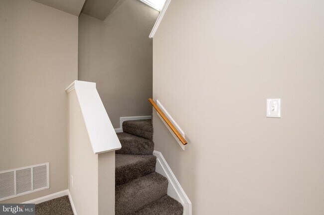 Building Photo - 3 Bed 1 Bath Renovated Townhouse