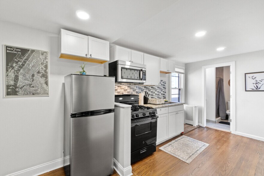 Building Photo - 9 W 51st St