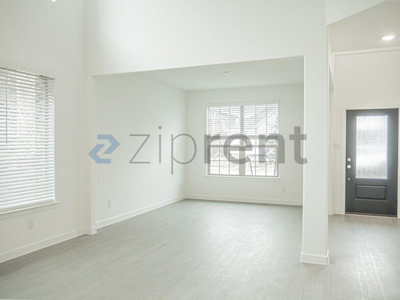 Building Photo - Unit