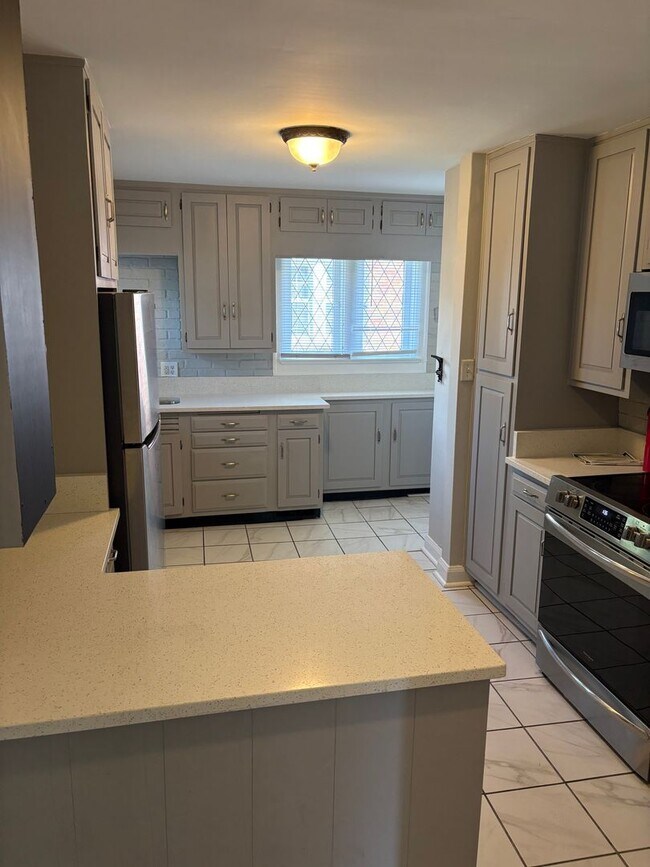 Building Photo - Butler Beauty on the Knoll!  6BR/3BA ready to go for next school year.