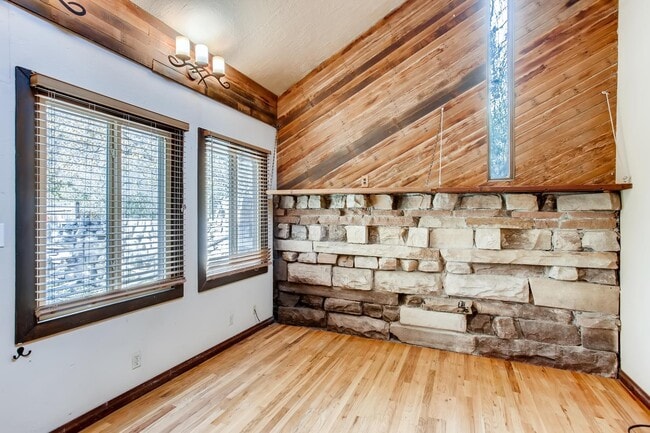 Building Photo - 1525 Crestmore Pl