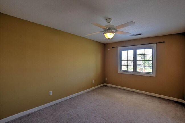 Building Photo - Forsyth Home!  4 Beds 3.5 Baths with Finis...