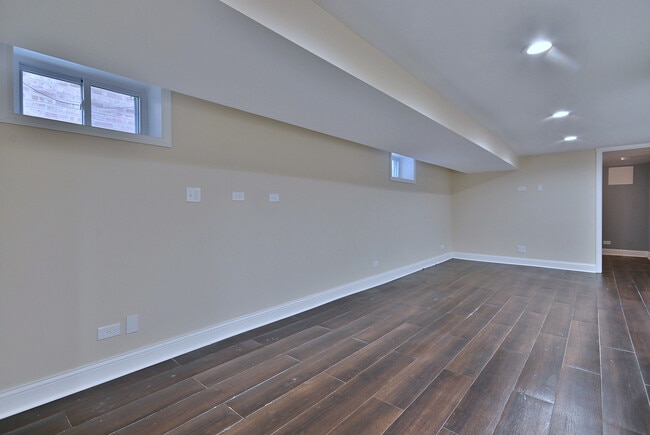 Building Photo - 7103 W Devon Ave