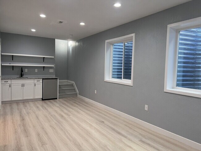 Building Photo - Beautifully Maintained 4BR/3.5BA Townhome with Finished Basement in Prime Aurora Location w/2-Car...