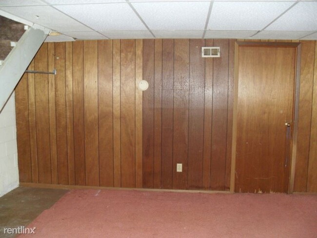 Building Photo - 2 br, 1.5 bath Townhome - 4855 Moreland Drive