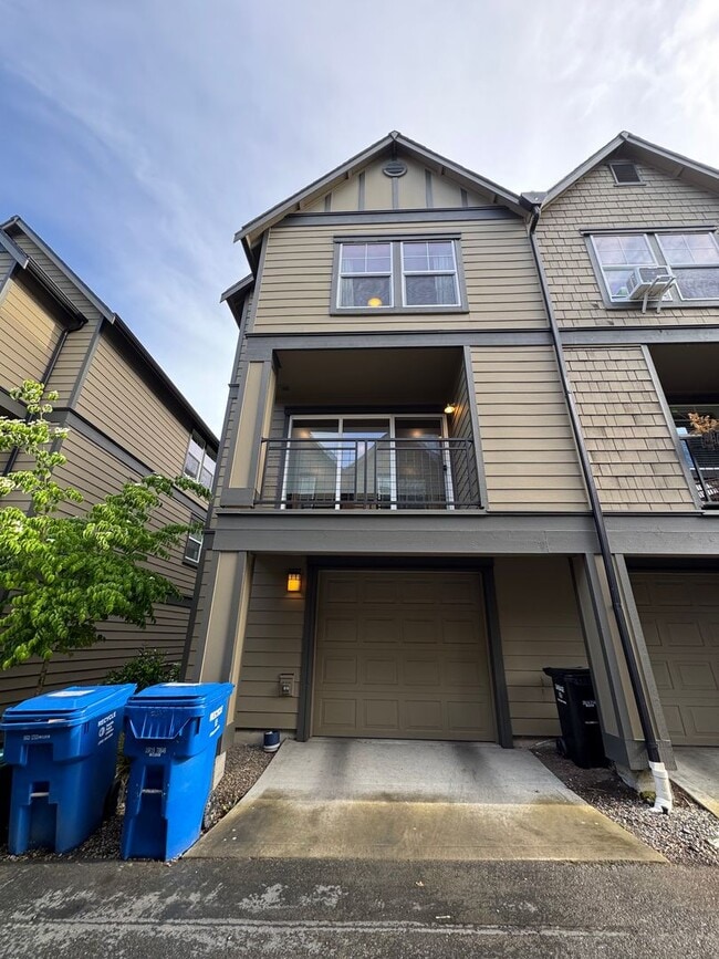 Building Photo - Amazing 2Bed/2.5 Bath Townhome in West Seattle!