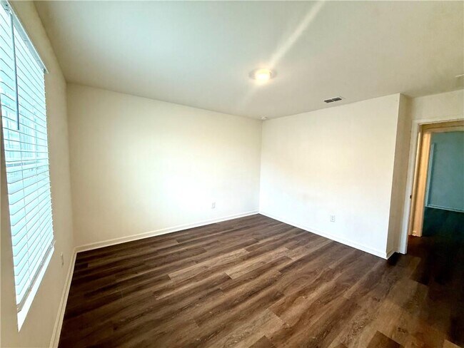 Building Photo - 119 Pond Ct