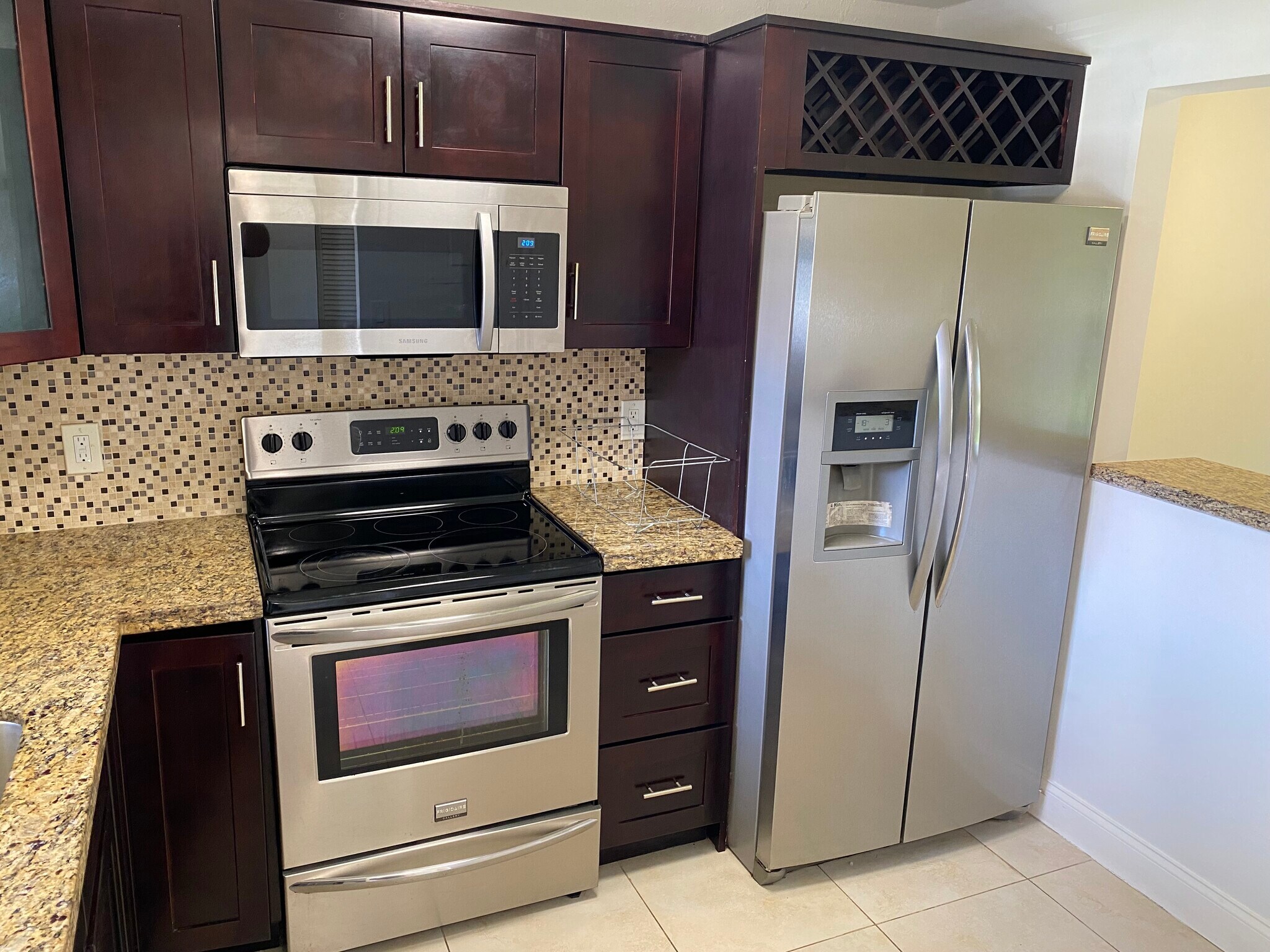 Stainless appliances - 21900 Lake Forest Cir