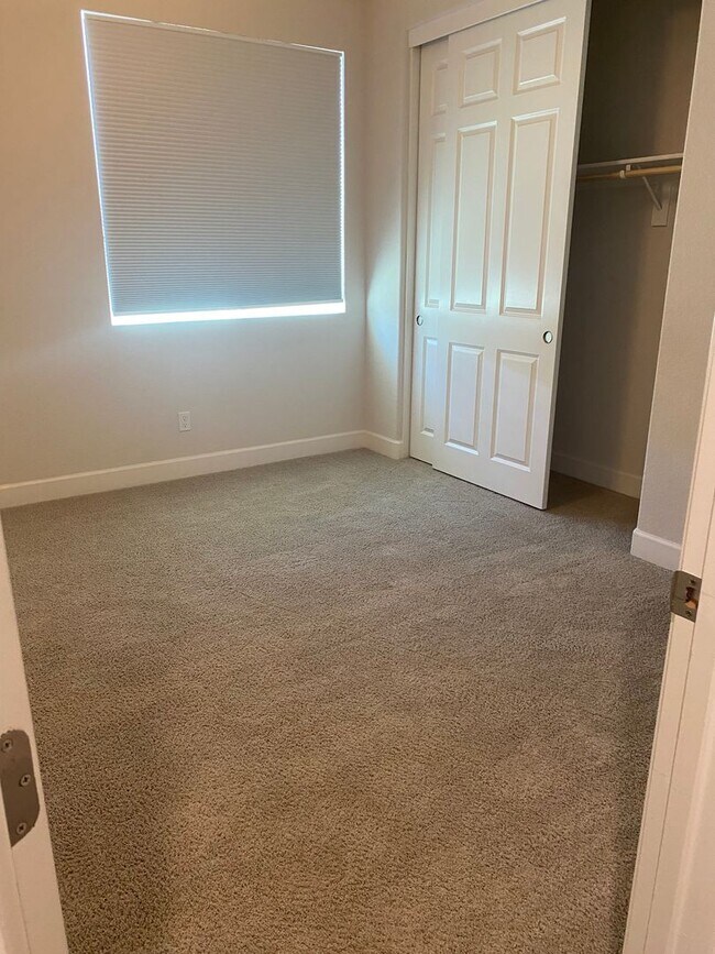 Building Photo - Stop the car