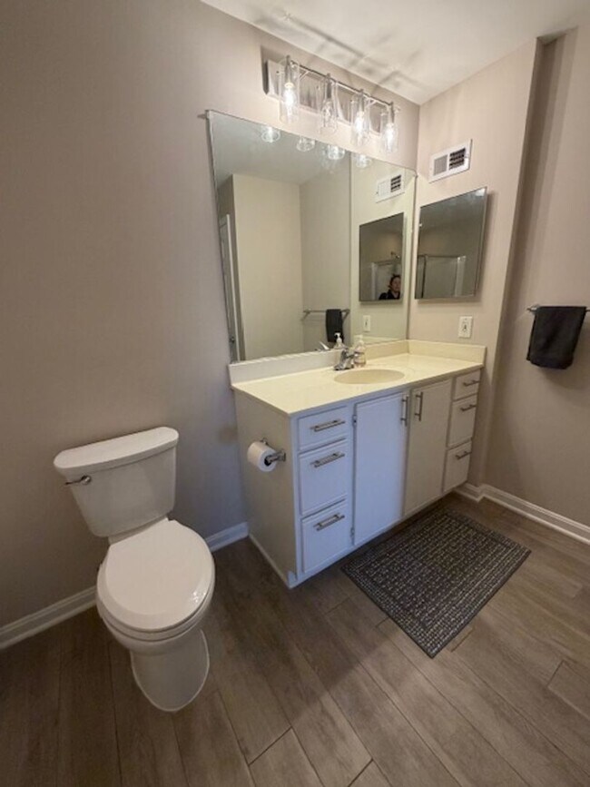 Building Photo - SPACIOUS 2 BEDROOM 2 BATH CONDO WITH LOFT IN KING FARM