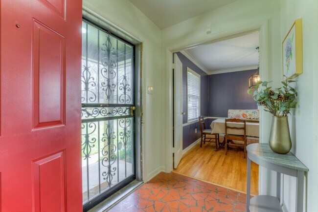 Building Photo - Colonial Acres East Memphis cutie! 3 bedrooms and tons of updates! Appliances included.