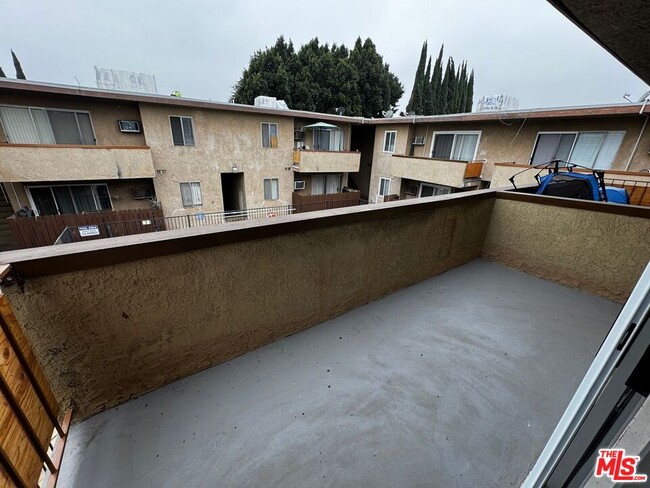 Building Photo - 13562 Vanowen St