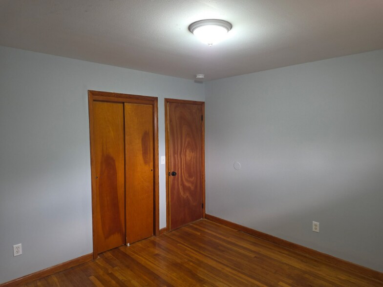 Building Photo - 40 Whitewood Rd