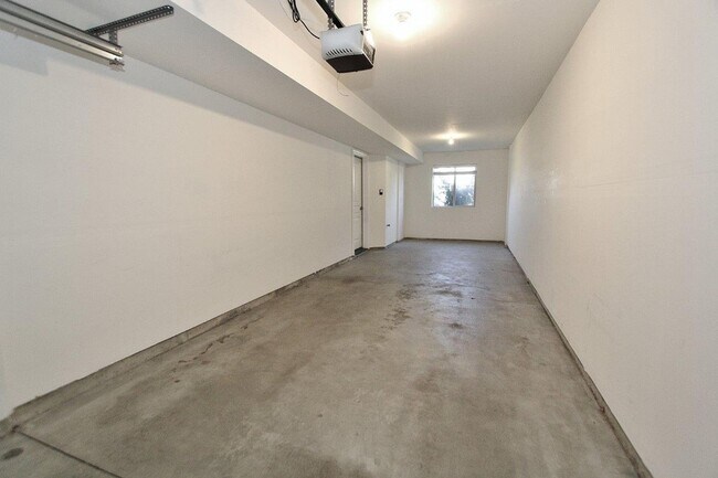 Building Photo - Immaculate Townhouse w/2 Car-Garage