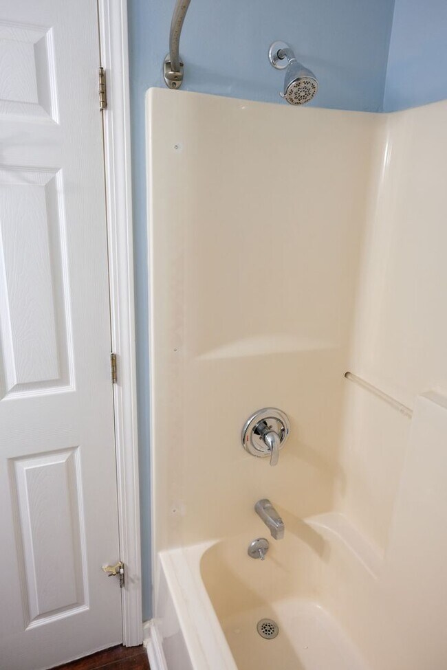 Building Photo - 3 Bedroom, 2 Bath house with fenced yard!