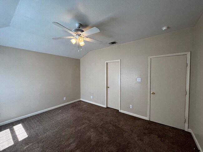 Building Photo - 5202 Fountain Lake Dr