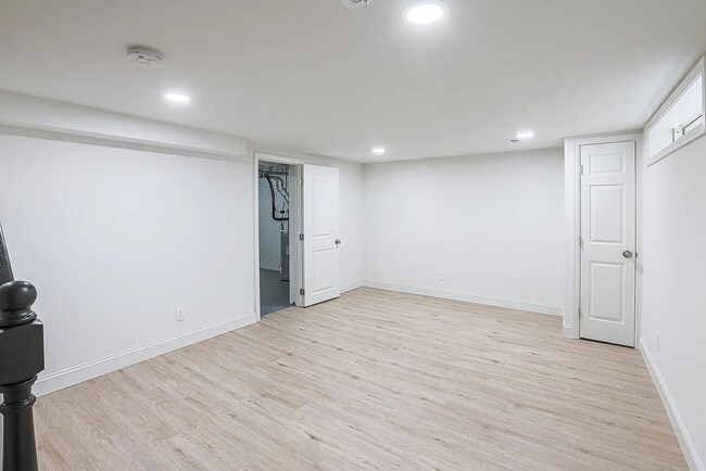 Building Photo - Beautiful 3 Bedroom 1.5 bath Move-In Ready!
