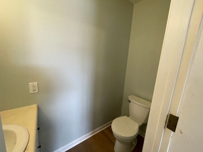 Building Photo - Townhome with central air and a garage!