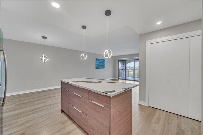 Building Photo - 350 Plum Creek Dr