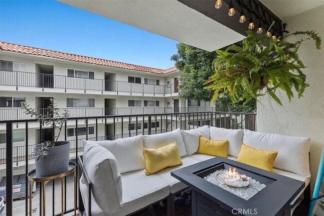 Building Photo - "Chic Hermosa Beach 1BR Apartment: 810 Sq ...