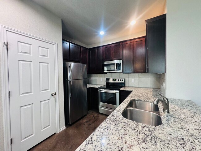 Building Photo - Best Duplex Community in Seguin