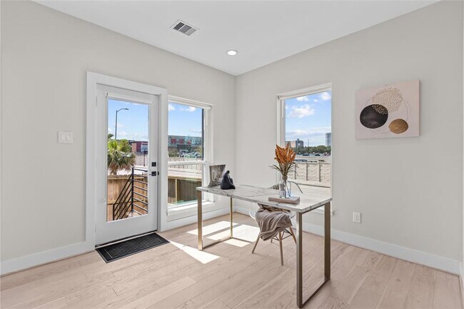 Building Photo - 2509 N MacGregor Way