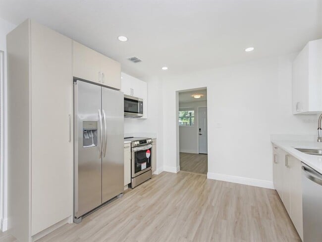 Building Photo - 2806 Bonneville Dr