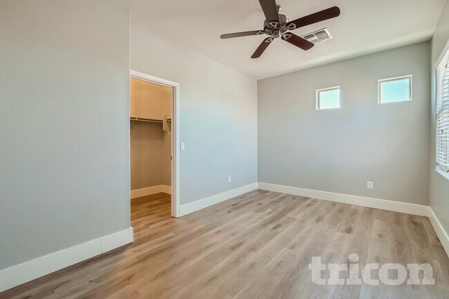 Building Photo - 678 S Desert Haven Rd