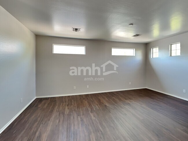 Building Photo - 6922 S 38th Ln