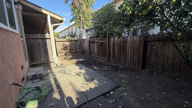 Building Photo - Cozy 2 Bedroom 1 1/2 Bath Townhouse Style ...