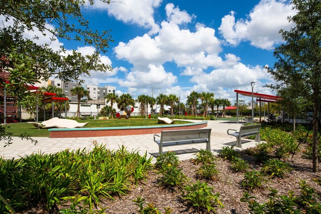 Building Photo - Freshly Painted Upscale 2/1 Condo in amazi...