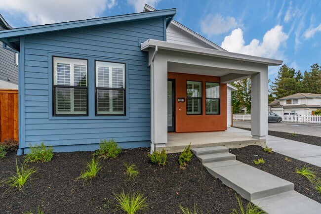 Building Photo - Bright and Beautiful 3 bedroom 2 full bathroom Home! Attached two car tandem garage with large en...