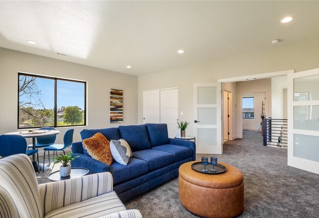 Building Photo - Stunning Large Custom Built Home On the Lake!