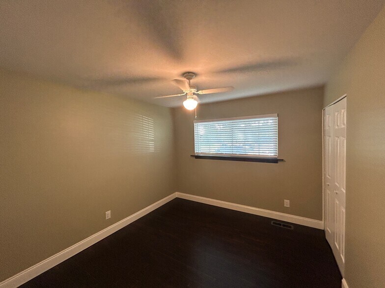 Building Photo - 683 E Fox Hills Dr