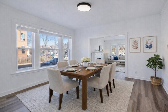 Building Photo - 3047 W Berteau Ave