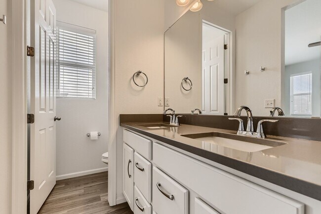 Building Photo - Stunning 3 Bed 2 1/2 Bath in Aurora!