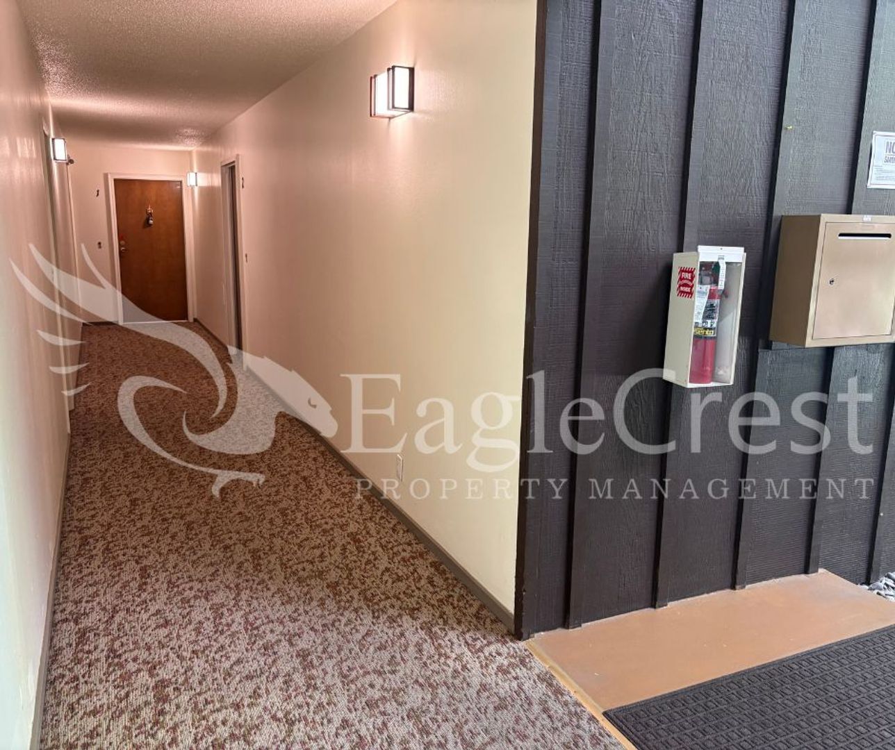 Building Photo - Convenient 3 Bedroom 2 Bathroom Condo Living With POOL Access